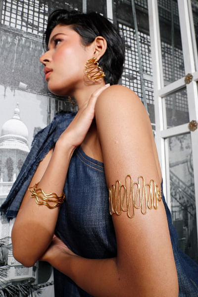 Gold elongated loop armlet
