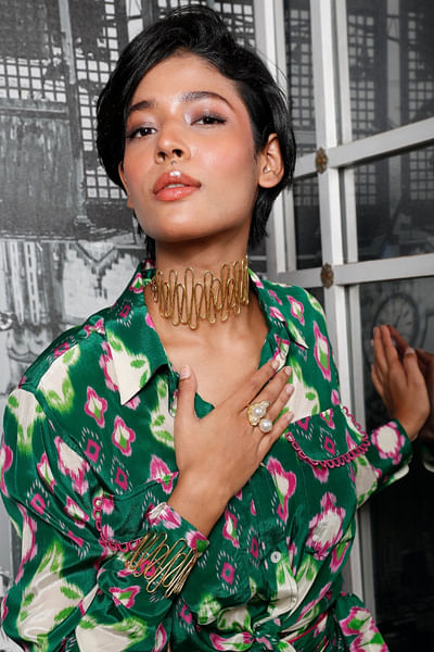 Gold elongated loop choker