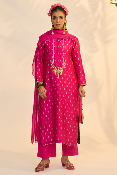 Studio Indiana Fuchsia woven zari banarasi brocade kurta set STUDAUG26D152490