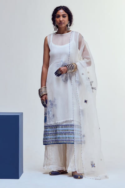 Karishma Khanduja Cream thread embroidered kurta set KARJUN25D130215