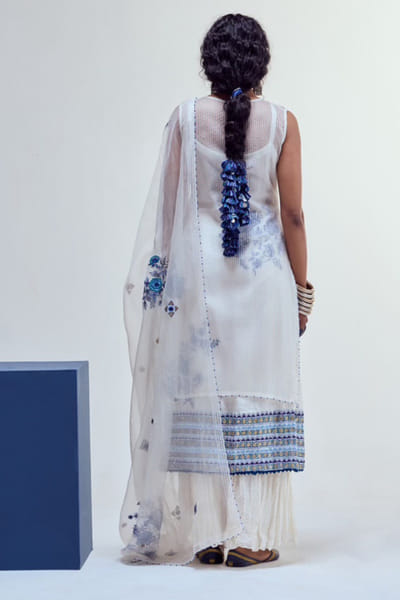 Karishma Khanduja Cream thread embroidered kurta set KARJUN25D130215