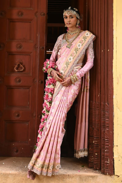 Kasturi Kundal Pink aari-dabka embroidery banarasi sari set KASJAN26D137696