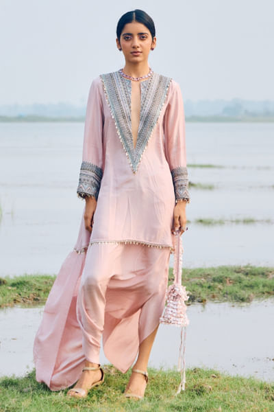 Wood post pink zari embroidered kurta set