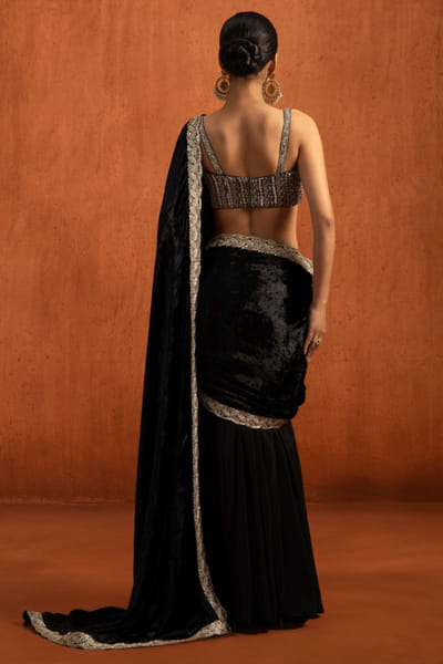 Lashkaraa Black embroidered pre-draped velvet sari set LASFEB26D139258