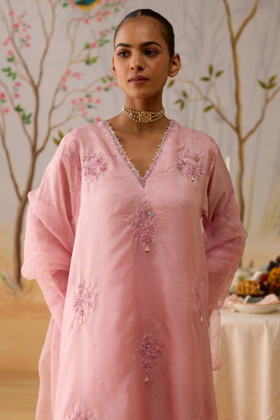 Golden jadau embellished choker