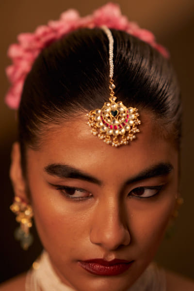 Multicolour kundan embellished maangtikka