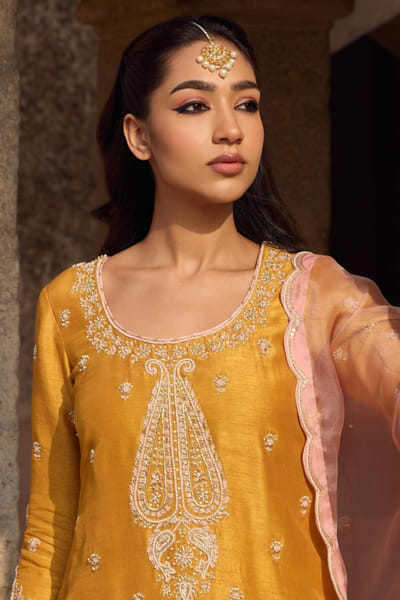 Golden polki embellished maangtikka