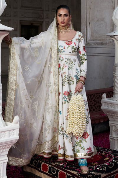 Ivory floral embroidered pishwas-kurta set