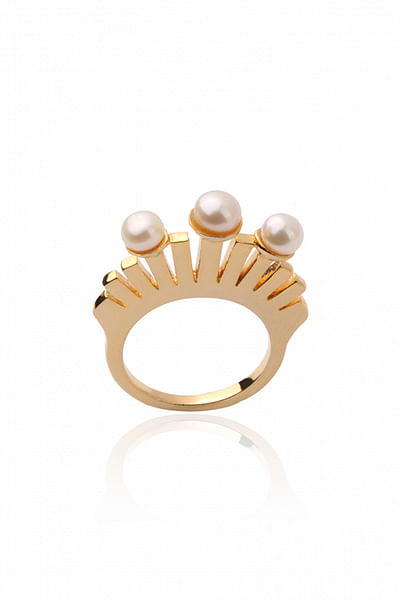 Three-pearl ring