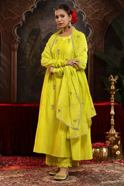 Miku Kumar Yellow hand embroidered kurta set MIKJUN25D129157