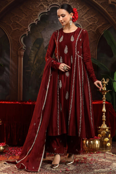 Miku Kumar Maroon hand embroidered kurta set MIKJUN25D129162
