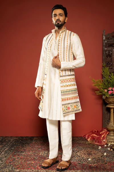 JIVIVA BY Jigvijay & Varsha Ivory patch embroidered open jacket set JIVIJUN26D148371