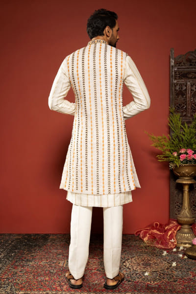 JIVIVA BY Jigvijay & Varsha Ivory patch embroidered open jacket set JIVIJUN26D148371