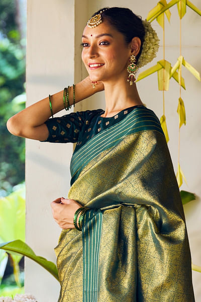 Green and red kundan chandbalis