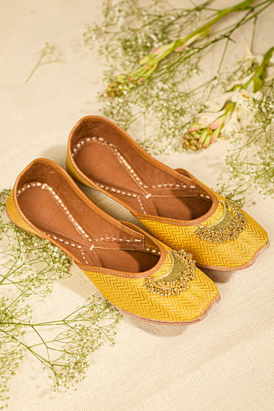 Yellow gold crescent embellished woven juttis