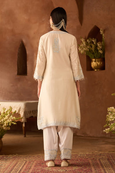Sheetal Batra Daisy ivory and blue embroidered kurta set SHEEMAY26D144670