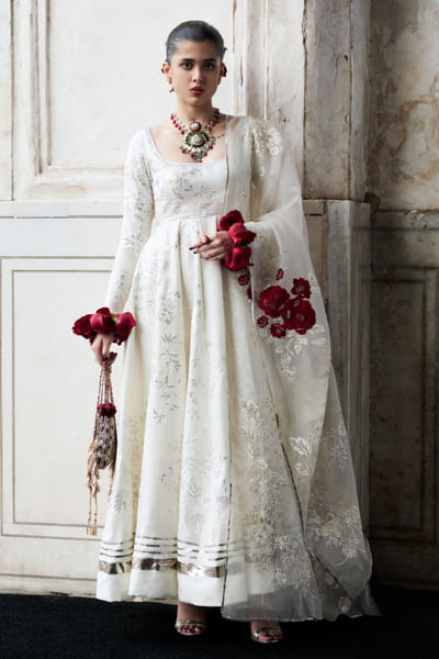 Ivory floral embroidered pishwas kurta set