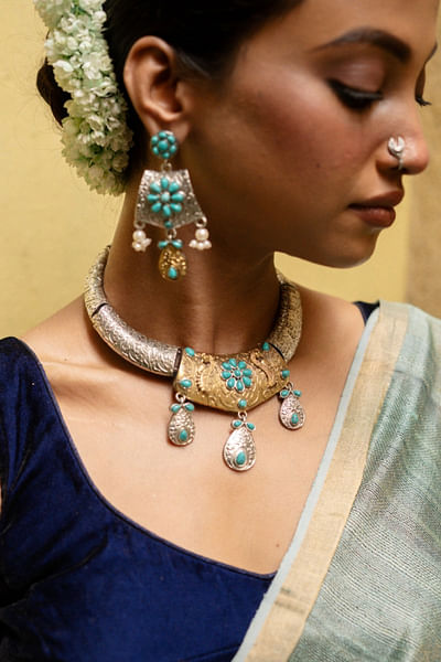 Multicolour dual tone embellished necklace set
