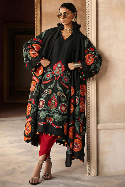 Sana Safinaz Black and red floral embroidered kurta set SANAAUG26D153593
