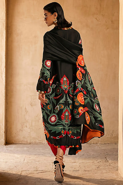 Sana Safinaz Black and red floral embroidered kurta set SANAAUG26D153593