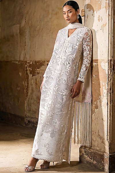 Sana Safinaz White textured floral embroidered kurta SANAAUG26D153589