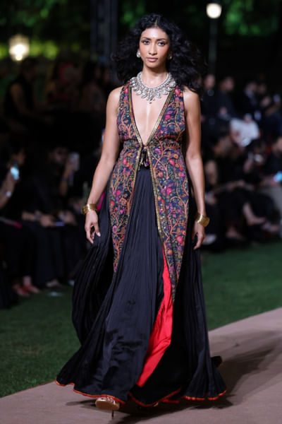 Black embroidered slit jacket set