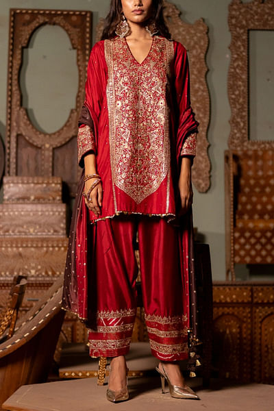 Maroon floral aari embroidered kurta set