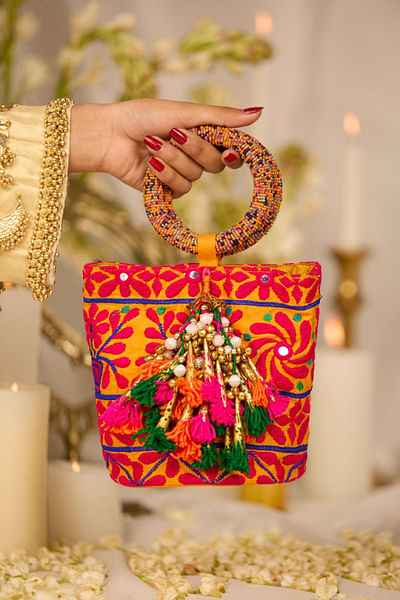 Mustard floral embroidered-tasselled handbag