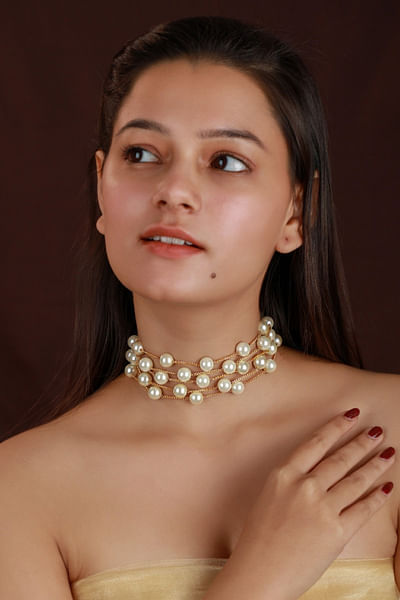 White pearl layer choker