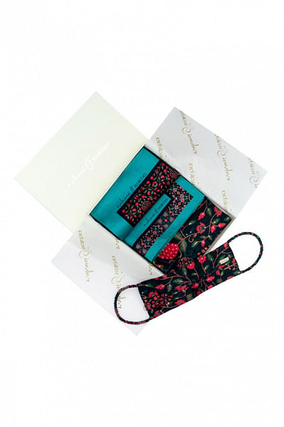 Black printed pocket square & mask gift box