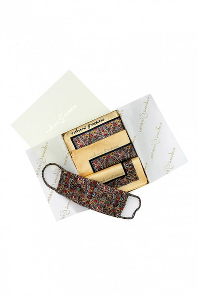 Printed pocket square & mask gift box