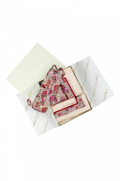 Pink printed pocket square & mask gift box