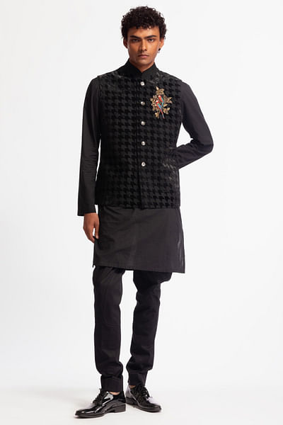 Black bird applique embroidered velvet bandi