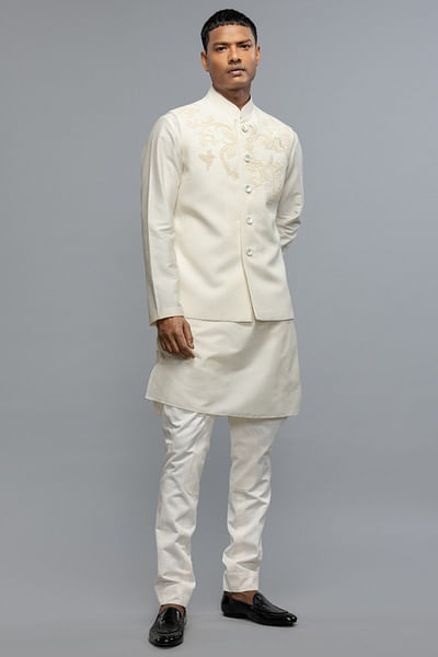 Ivory resham embroidered matka silk bandi