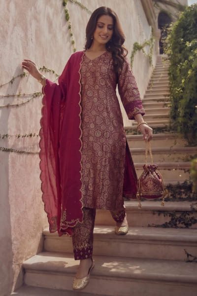 Ronak's Couture Wine and pink zari embroidered kurta set RONAMAY26D145492