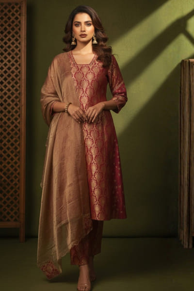 Ronak's Couture Red and gold banarasi kadwa kurta set RONAMAY26D145497
