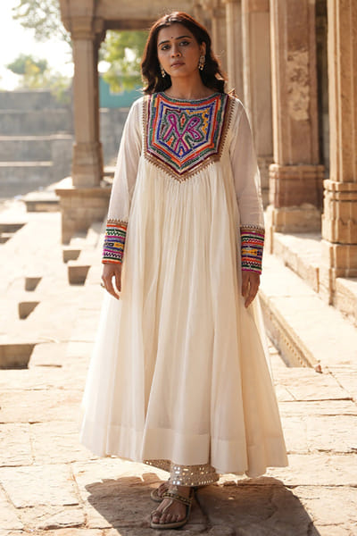 Purvi doshi Off-white katab embroidered gathered kurta PURVJUN26D147951