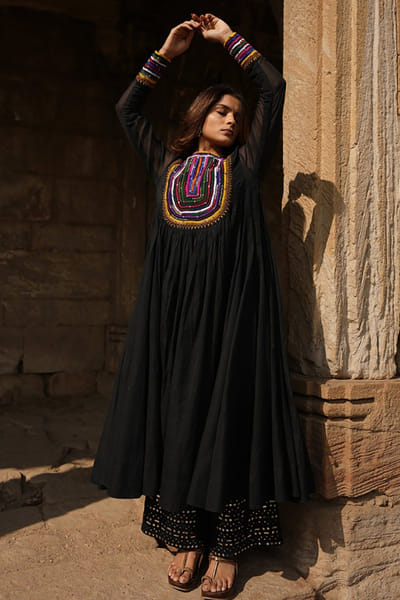 Purvi doshi Black katab embroidered and gathered kurta PURVJUN26D147954