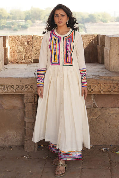 Purvi doshi Off-white embroidered and gathered kurta PURVJUN26D147955