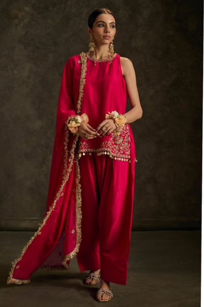 Label Revati Palshetkar Hot Pink zardozi embroidered farshi salwar set LABEJUL26D148554