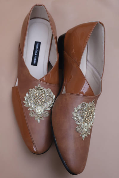 Shradha Hedua Tan and gold crest thread-embroidered sliders SHRAJUL26D149152