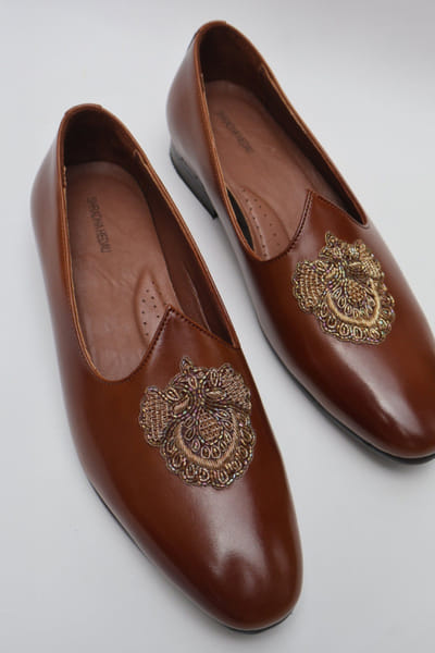 Shradha Hedua Espresso and gold thread embroidered mojris SHRAJUL26D149160