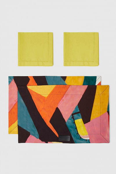 Multicoloured placemats with napkins