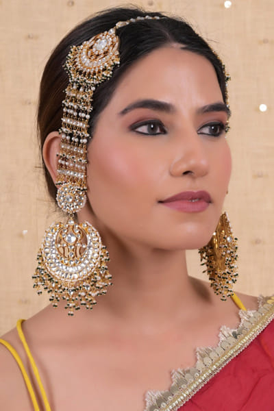 White kundan chandbalis