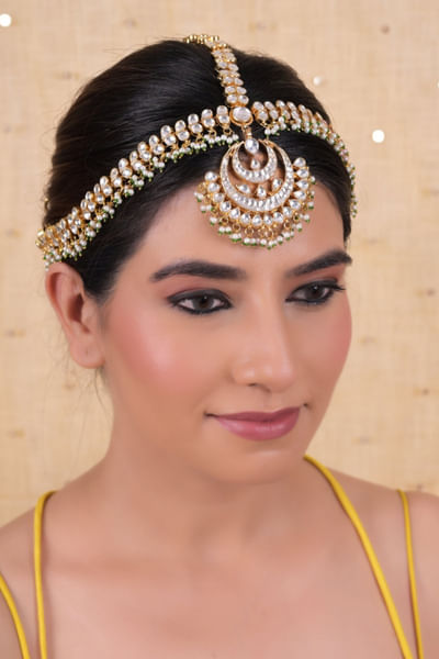 White kundan matha patti
