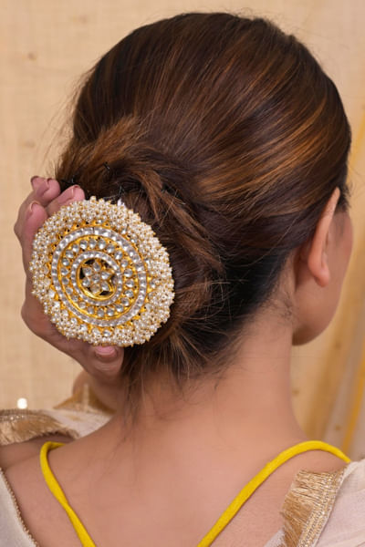 White kundan embellished hair pin