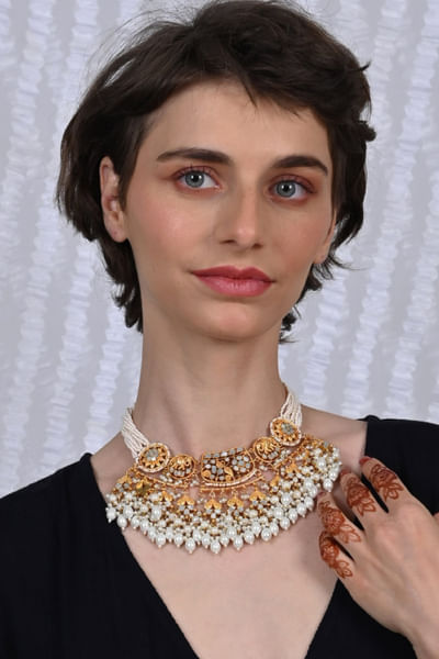 White stones choker set