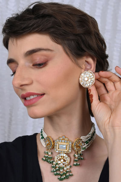 White pearl embellished choker set