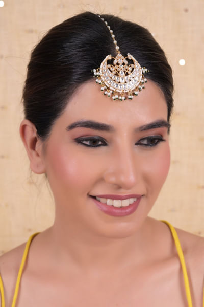 White kundan maangtikka