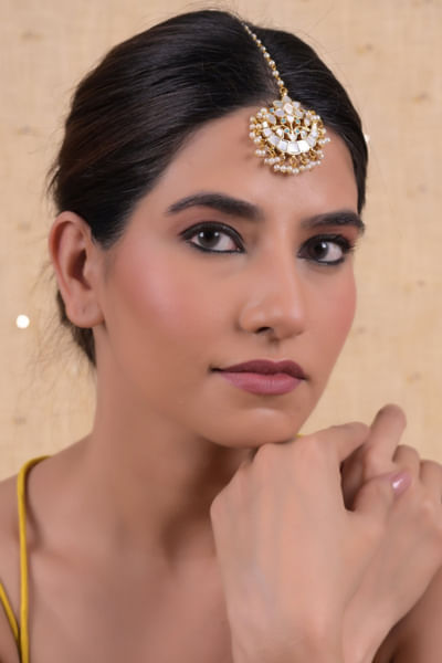 White kundan embellished maangtikka